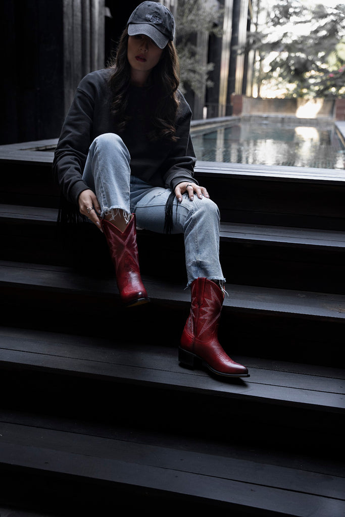 Sabinero, girl using red velvet boots, mujer utilizando botas rojas